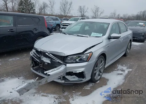 2017 Volkswagen Passat 1.8T R-Line z USA, uszkodzony, nr VIN 1VWDT7A35HC029463